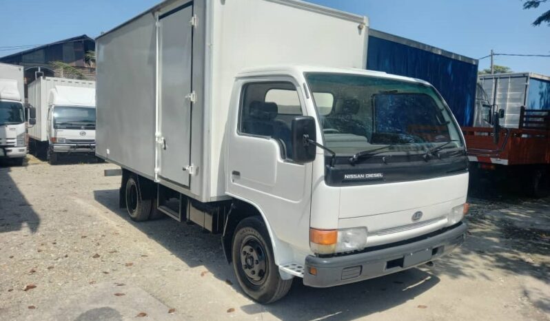 2006 Nissan UD YU41H4 Fiber Box 14′ full