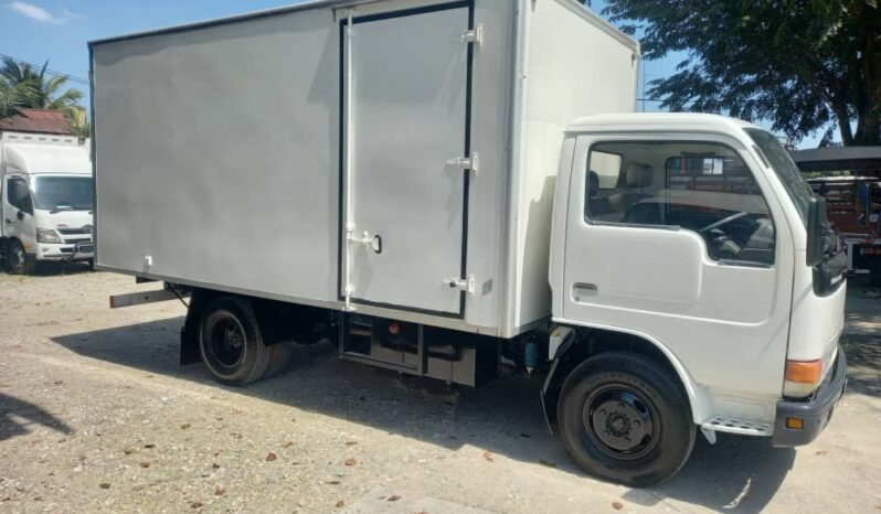 2006 Nissan UD YU41H4 Fiber Box 14′ full