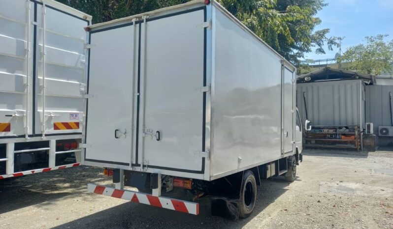 2006 Nissan UD YU41H4 Fiber Box 14′ full